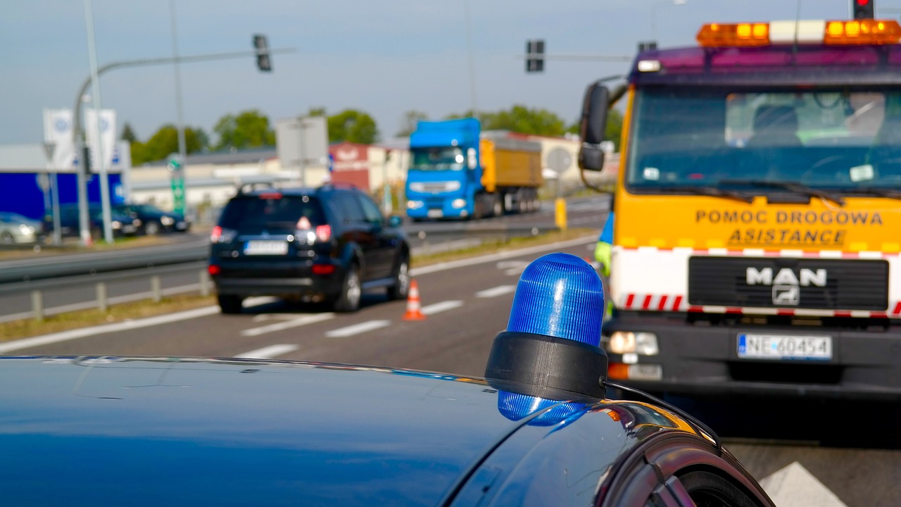 廣東英德最新車禍?zhǔn)录疃冉馕雠c報(bào)道